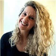 Apprenez l’espagnol avec passion et bonne humeur  Diplômée du DELE C2, et actuellement en MASTER ELE, je donne des cours en présen